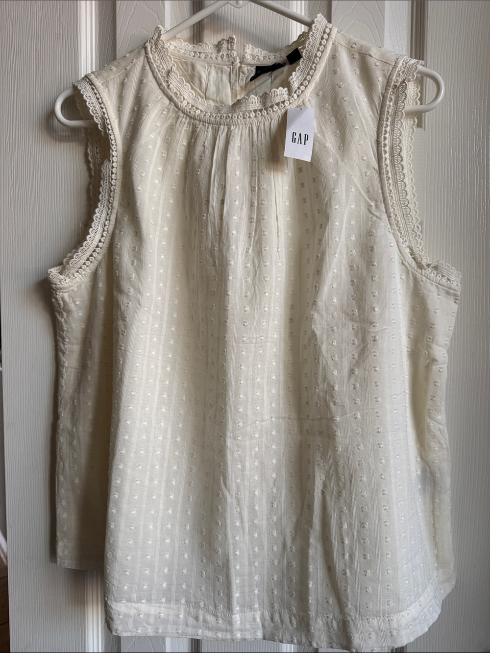 GAP Cream Eyelet Sleeveless Top with Lace Trim. Size L. NWT.